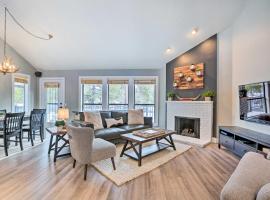 Modern Sunriver Home with Hot Tub Ski, Hike and Bike!，位于森赖弗的酒店