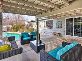1 Mi to Main Street Sutter Creek Poolside Oasis!，位于Sutter Creek的酒店
