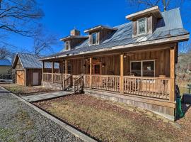 Riverfront Heber Springs Home Spacious Deck!，位于Heber Springs的酒店