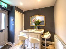 6 Dbl Bed, Central Huddersfield house inc parking，位于哈德斯菲尔德的酒店