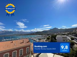 Calvi T2 climatisé, wifi, centre-ville, à proximité plage, commerces, taxi & gare, vue plage & montagne，位于卡尔维的酒店