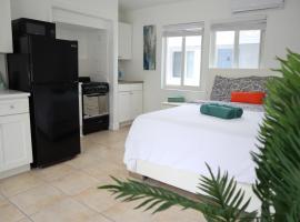 Singer Island Inn Studio/ Walk to the Beach，位于西棕榈滩的酒店