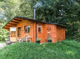 Punch Tree Cabins Couples Hot Tub Wood Burning，位于Carluke的度假屋