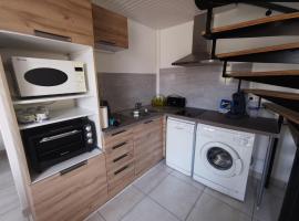 logement 1Chambre et 1 clic clac，位于卡斯泰的酒店