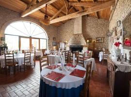 Hotel Restaurant Karina，位于雅尔纳克的酒店
