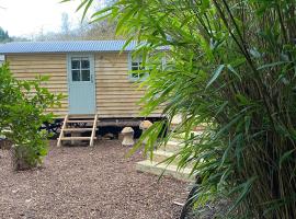 Chez Maurice Luxury Shepherds Hut with Bath and Hot Tub，位于Kelling的酒店