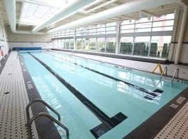 Beautiful 1 BR in the Heart of Downtown: Parking, Pool & Gym