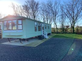 Lovely Static Holiday Caravan near Whithorn，位于Whithorn的酒店