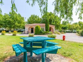 Camping Sites et Paysages Les Prés Hauts，位于锡斯特龙的酒店