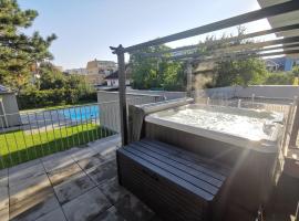 Dream Getaway Apartment with Jacuzzi and Pool，位于维也纳的酒店