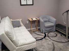 Adorable Studio Basement Suite in South Barrie，位于巴里的酒店