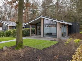 Modern chalet on the edge of the forest in Brabant，位于费尔德霍芬的酒店