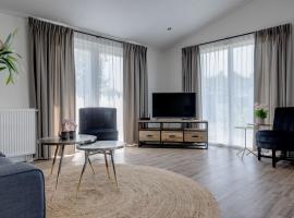 Chalet by Pond in Eindhoven Holiday Park，位于费尔德霍芬的酒店
