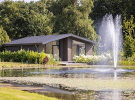 Beautiful chalet with a bath, in a holiday park in the Brabant Kempen，位于费尔德霍芬的酒店