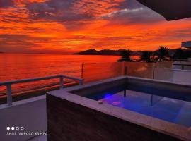 Penthouse Ave Paraiso en Manzanillo 505 Apt 16b，位于曼萨尼约的带热水浴缸的酒店