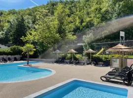 Camping Avec Piscine et Rivière à Tournon sur Rhône Ardèche "Les Foulons"