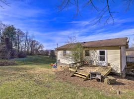 Pet-Friendly Home with Grill and Farm in Meadowview!，位于Meadowview的酒店