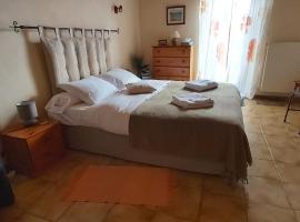 Chambres D'Hotes "Les Chiens Verts", jardin, terrasse, parking privé，位于欧特维尔－隆普内斯的酒店
