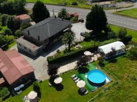 Casa Madrazo con piscina y parrillas，位于Praves的酒店