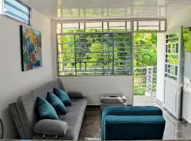 Hermoso apartamento con servicios y garaje.