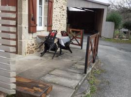 DANS LA MAISON D'A COTE，位于Azerables的酒店