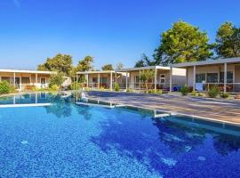 Mobile home Mediteran Superior by the pool in caravan park Strasko, Novalja，位于诺瓦利娅的酒店