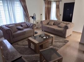 2 bedroom service apartment with full services，位于Idimu的酒店