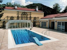 Tasteful villa in Hinterbrühl with private pool，位于新特尔布鲁的酒店