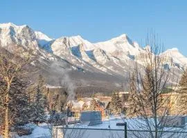 Incredible Mountain View Townhouse in DT Canmore w/ A/C & U/A Parking