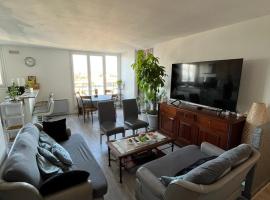 Grand appartement proche de Paris，位于希利马扎兰的酒店