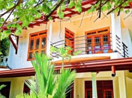 tharu hotel and guest，位于汉班托塔的酒店