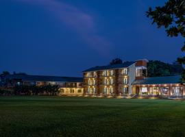 Paramount Riverfront Resort & Spa, Karjat，位于卡尔贾特的酒店