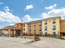 Comfort Inn & Suites Cedar Rapids North - Collins Road，位于锡达拉皮兹The Eastern Iowa Airport - CID附近的酒店