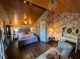 Squirrel Lodge at Owlet Hideaway - with Hot Tub, Near York，位于约克的带停车场的酒店