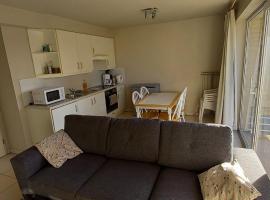 Appartement vlakbij zee en duinen，位于布列登的酒店