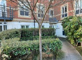 Modern 2 Bed Apt in Egham High Street, with private parking and Wifi，位于埃格姆Savill Garden附近的酒店