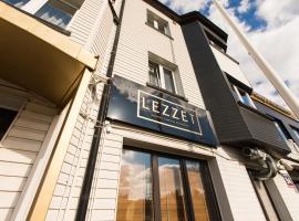 Lezzet Hotel & Turkish Restaurant，位于华沙维拉诺夫的酒店