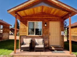 Mountain Ridge Cabins & Lodging Between Bryce and Zion National Park，位于哈奇的木屋