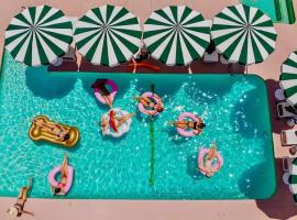 The Marley Hotel by AvantStay Classic Palm Springs Hotel w Pool Hot Tub，位于棕榈泉的酒店