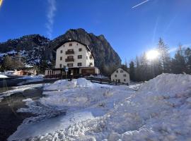 Hotel Al Sasso di Stria，位于Andraz的酒店