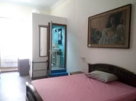 Ampia stanza con bagno privato, centro Sassari