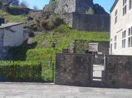 Gîte Le pt'i Baillis，位于Nismes的酒店