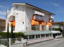 Hotel Lisa，位于皮内托的酒店