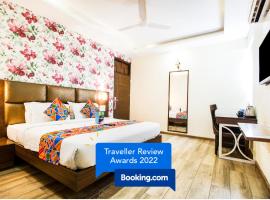 FabHotel Royal Plaza，位于齐拉克普尔的酒店