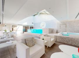 THE POOL HOUSE Cannes，位于戛纳的带按摩浴缸的酒店