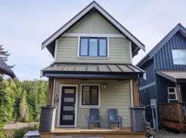 Storm Bay, Family Home with Hot Tub and Inlet View