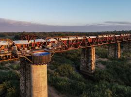 Kruger Shalati - Train on The Bridge & Garden Suites，位于斯库库扎Skukuza Golf Course附近的酒店