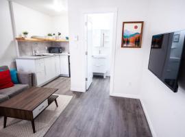 Kingfisher, Newly Renovated Suite on Ocean Inlet，位于尤克卢利特的酒店