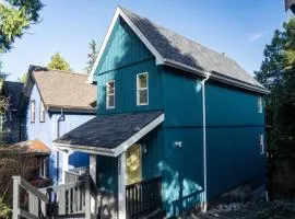 Kingfisher, Waterfront Cabin with Inlet with Mountain Views