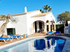 Villas El Pinar，位于卡拉恩·布拉內斯的带泳池的酒店
